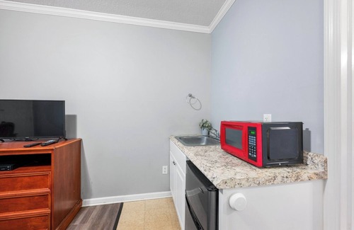 Riverview Apartment | Comfortable Room with Bath in Brownstown