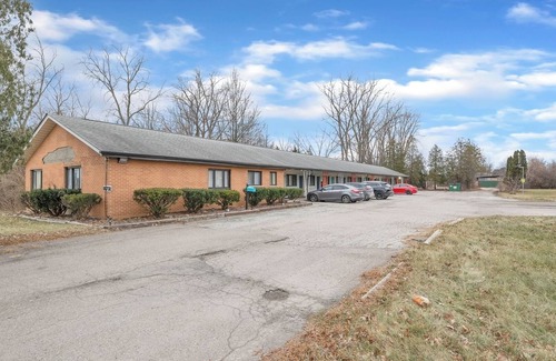 Riverview Apartment | Comfortable Room with Bath in Brownstown