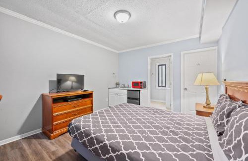 Riverview Apartment | Comfortable Room with Bath in Brownstown