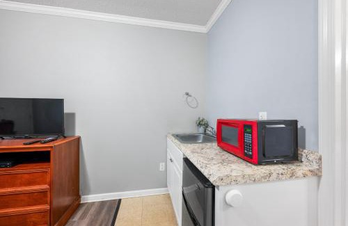 Riverview Apartment | Comfortable Room with Bath in Brownstown