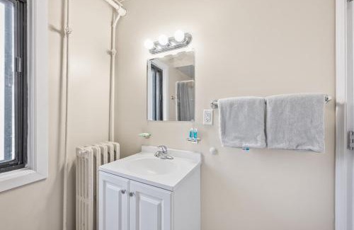 Riverview Apartment | Comfortable Room with Bath in Brownstown