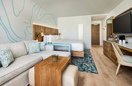 Marathon House | Comfortable Room with Pool View! Near Florida Keys Aquarium Encounters