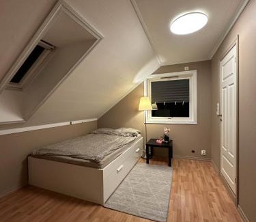 Osoyro House | Comfortable single room - double bed - private bathroom - Free parking - Shared kitchen - Bus stop and store 2 min walk