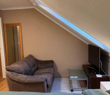 Osoyro House | Comfortable single room - double bed - private bathroom - Free parking - Shared kitchen - Bus stop and store 2 min walk