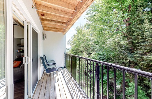 Warren Condo | Comfortable ski-in/out condo with pool, balcony, high-speed WiFi & hiking nearby