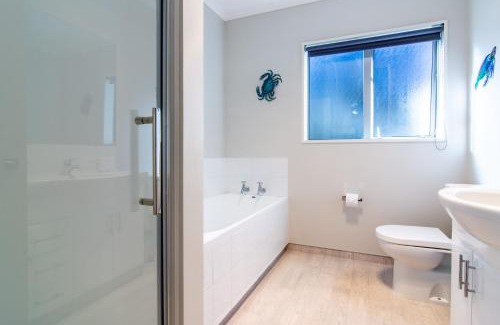 Kaikoura House | Comfortable Spacious Home, Close to Beach