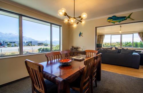Kaikoura House | Comfortable Spacious Home, Close to Beach