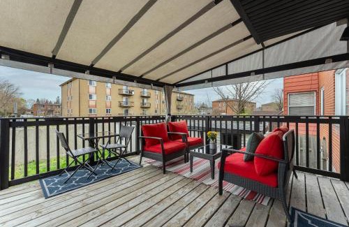 Brossard Apartment | Comfortable spacious house with parking