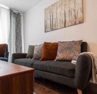 Brossard Apartment | Comfortable spacious house with parking