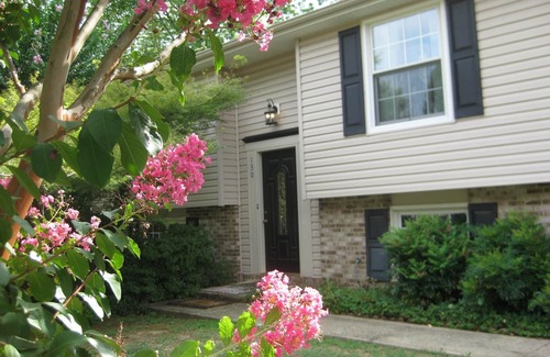 Sterling House | Comfortable. Spacious. Quiet. 3 miles from Dulles Airport.