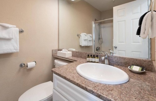 Townsite Hotel | Comfortable Stay! Balcony, Parking, Walk to the Beach!