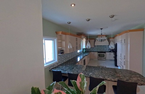 Hamilton Cottage | Comfortable stay in a large home on the shores of Lake Erie