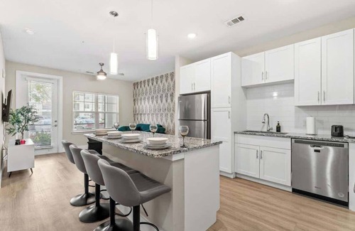 Southeast Orlando Apartment | Comfortable Stay King Bed Near Parks, Pet-Friendly