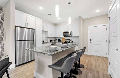 Southeast Orlando Apartment | Comfortable Stay King Bed Near Parks, Pet-Friendly