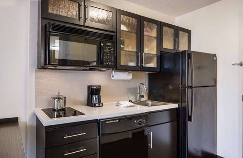 Baymeadows Resort | Comfortable Stay near The Cummer Museum! Nature in Style! Pets Allowed, Kitchen!