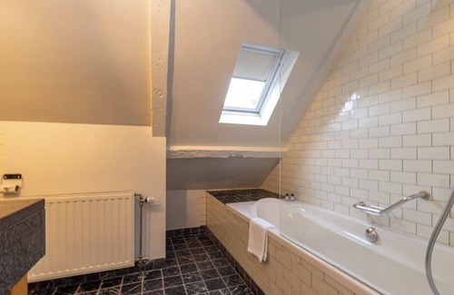 Baarlo House | Comfortable Stay with Free parking and Onsite Dining! Near Kasteel D'Erp