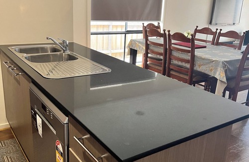 Tarneit House | Comfortable stay with Movie/Sport App on TV
