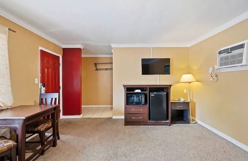 Beeville House | Comfortable Stay with Free Onsite Parking, Pet-friendly Accommodation