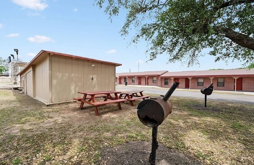 Beeville House | Comfortable Stay with Free Onsite Parking, Pet-friendly Accommodation
