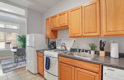 South Evanston Apartment | Comfortable Studio Hideaway in Evanston