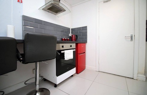 Cwmbrwla Apartment | Comfortable Studio Near City Centre, Free Parking