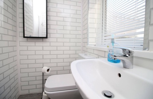 Cwmbrwla Apartment | Comfortable Studio Near City Centre, Free Parking
