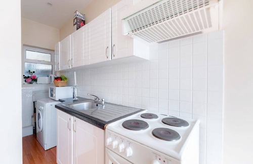 West Hill Apartment | Comfortable studio near transport/tube on a quiet road.
