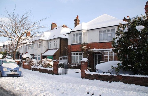 West Hill Apartment | Comfortable studio near transport/tube on a quiet road.