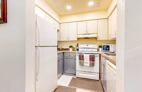 Margate House | Comfortable Townhouse with Pool Access, Full Kitchen & W/D - Dog-Friendly