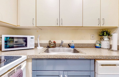 Margate House | Comfortable Townhouse with Pool Access, Full Kitchen & W/D - Dog-Friendly