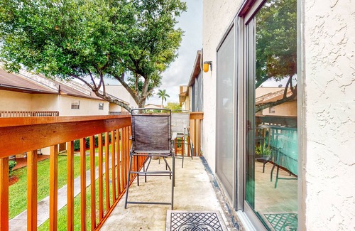 Margate House | Comfortable Townhouse with Pool Access, Full Kitchen & W/D - Dog-Friendly