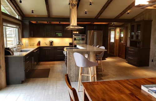 Four Corners House | Comfortable Unique Rustic House with all New Amenities and Amazing Fenced Yard.