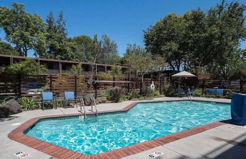 Barron Park House | Comfortable Unit with Heated Pool, Free Breakfast & Free Parking