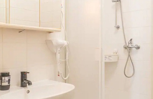 Penzing Apartment | Comfortable Urban Apartment: 2BR Prime Location