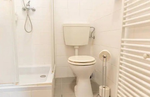 Penzing Apartment | Comfortable Urban Apartment: 2BR Prime Location