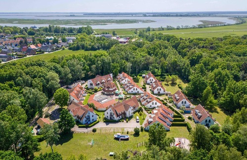 Zingst Apartment | Comfortable vacation apartment in Zingst with balcony, WiFi and heated pool