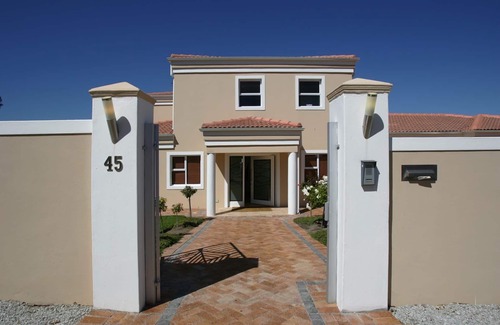 Heldervue House | Comfortable vacation home in Somerset West/South Africa for 6 people, with pool.