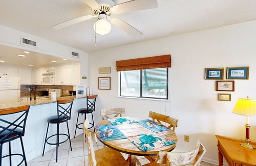 Edisto Island Condo | Comfortable Villa near the Beach w/Balcony, WiFi, Washer/Dryer & Shared Pool