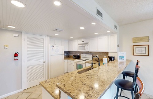 Edisto Island Condo | Comfortable Villa near the Beach w/Balcony, WiFi, Washer/Dryer & Shared Pool