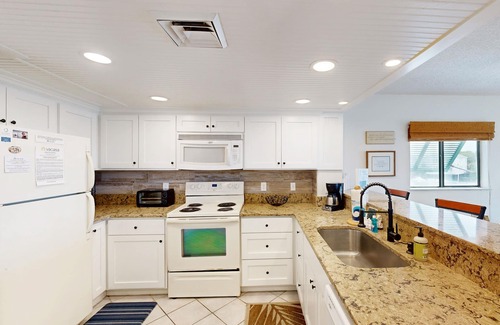 Edisto Island Condo | Comfortable Villa near the Beach w/Balcony, WiFi, Washer/Dryer & Shared Pool