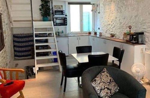 Les Ilhes House | Comfortable village house with terrace.