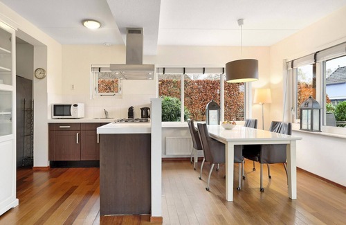 Midlaren House | Comfortable Waterfront Park Retreat