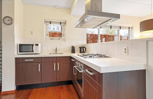 Midlaren House | Comfortable Waterfront Park Retreat