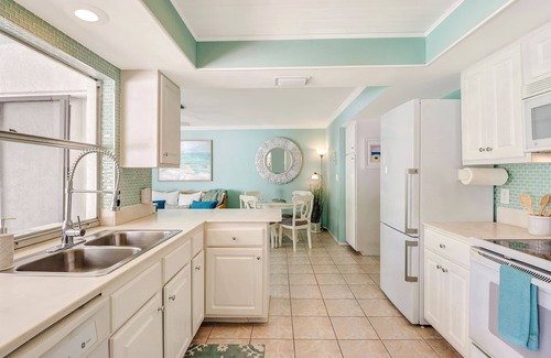 Kings Lake House | Comfortably-Chic, Pool Home Retreat, Old Naples, Beaches, Shops & Restaurant