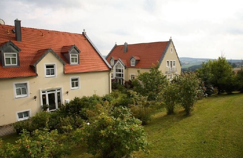 Neualbenreuth Apartment | Comfortably furnished maisonette apartment with fully equipped kitchen