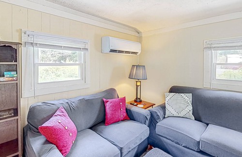 New Harbor Cottage | Comforting cottage with gas grill, patio, deck, firepit, firepit, & kitchenette