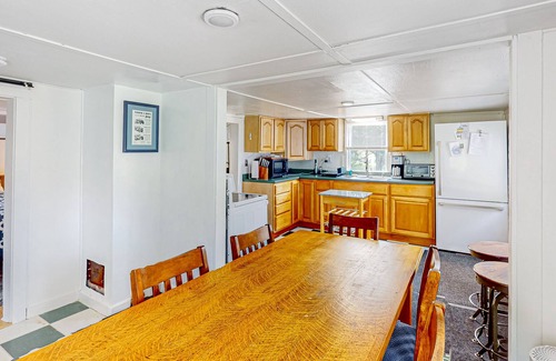 New Harbor Cottage | Comforting cottage with gas grill, patio, deck, firepit, firepit, & kitchenette