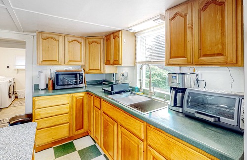 New Harbor Cottage | Comforting cottage with gas grill, patio, deck, firepit, firepit, & kitchenette