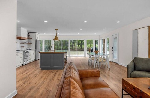 Macon House | Comforting Lakeside Retreat in Gated Community