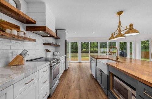 Macon House | Comforting Lakeside Retreat in Gated Community